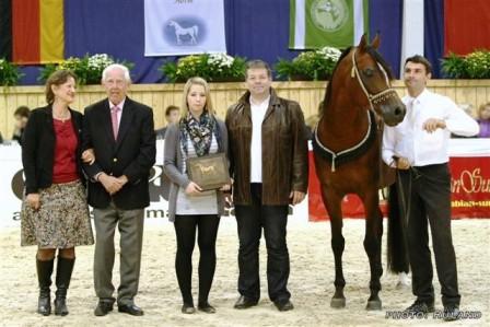 Photo L-R:  Sigi Constanti, breeder of Om El Sanadiva; Dr. Hans-Joachim Nagel, President of WAHO; Lisa Heckenbücker; Ralf Heckenbücker, breeder, and Frank Spönle, handler.